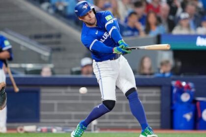 blue-jays-bats-go-cold-as-mariners-take-game-1-of-the-alcs