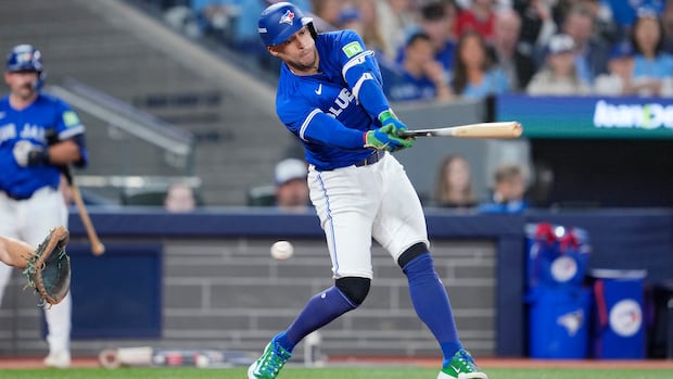 blue-jays-bats-go-cold-as-mariners-take-game-1-of-the-alcs