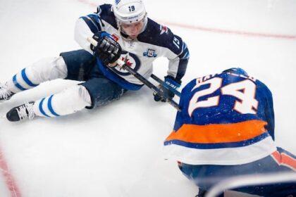 toews-gets-first-point-with-jets-in-5-2-win-over-islanders
