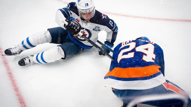 toews-gets-first-point-with-jets-in-5-2-win-over-islanders