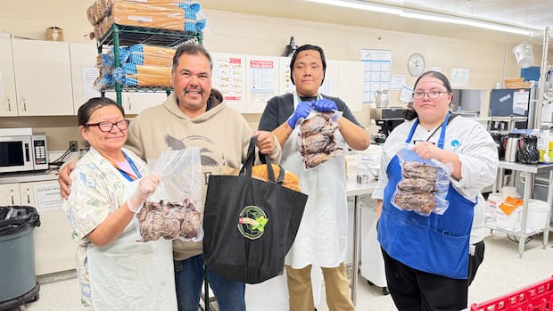 ‘there’s-always-big-smiles’:-how-opaskwayak-cree-nation-members-are-giving-back-to-their-community