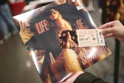 taylor-swift’s-the-life-of-a-showgirl-makes-album-sales,-music-chart-history-in-1st-week