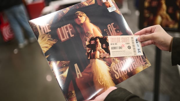 taylor-swift’s-the-life-of-a-showgirl-makes-album-sales,-music-chart-history-in-1st-week