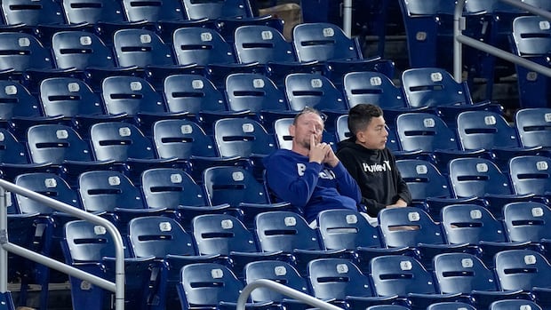 blue-jays-fans-express-disappointment,-hope-after-game-2-loss-against-mariners