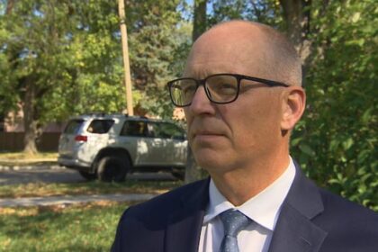 winnipegs-mayor,-security-guard-help-to-save-overdosing-man-outside-city-hall