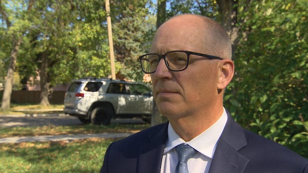 winnipegs-mayor,-security-guard-help-to-save-overdosing-man-outside-city-hall