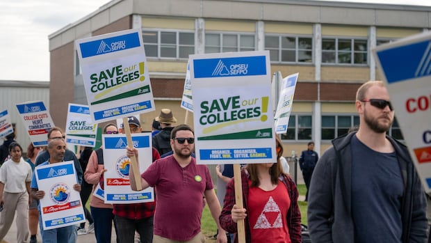 ontario-college-support-workers-reach-tentative-deal-after-more-than-a-month-on-strike