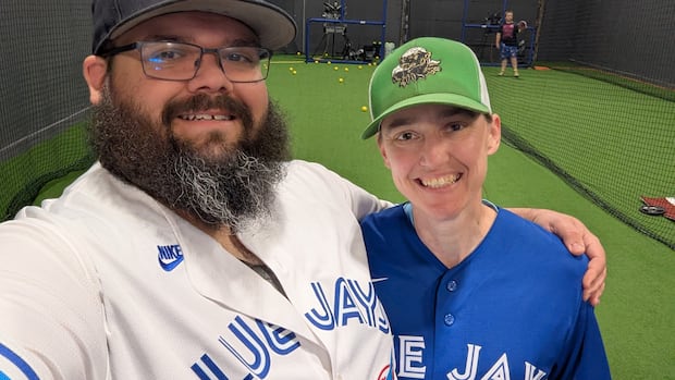 blue-jays-fans-in-bc.-stay-optimistic-as-team-heads-into-game-3-of-alcs-after-back-to-back-losses