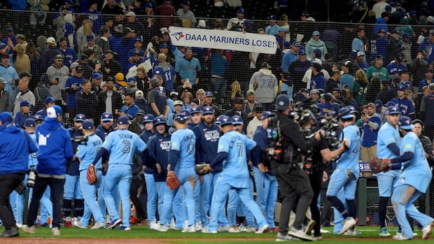 toronto-blue-jays-notch-1st-alcs-win,-hammering-seattle-mariners-13-4-in-game-3