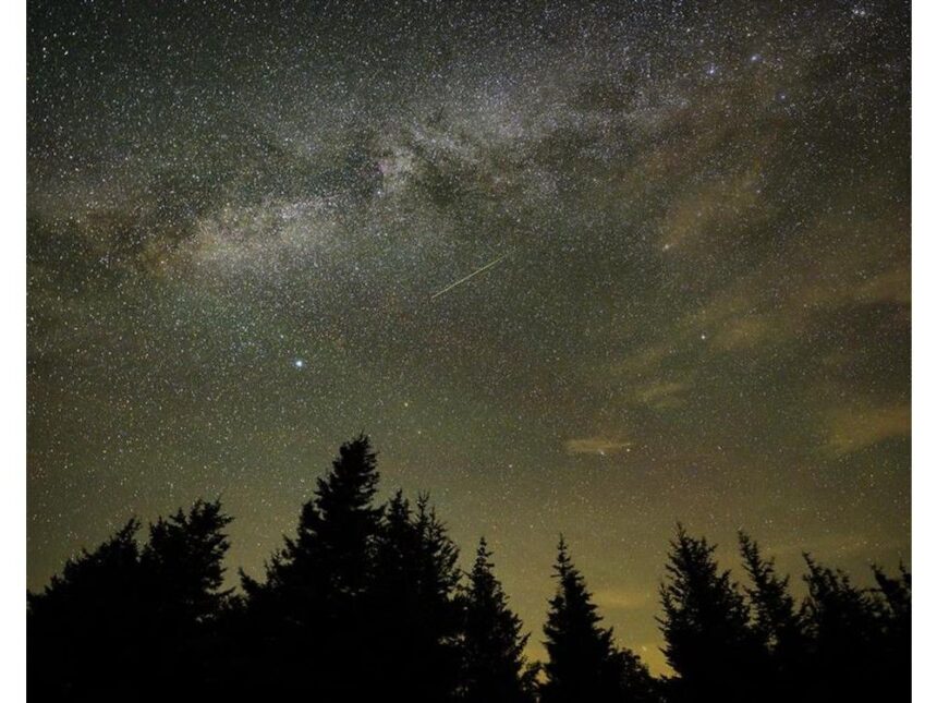 atlantic-skies:-how-to-see-bright-meteors-and-two-green-comets-on-the-same-night