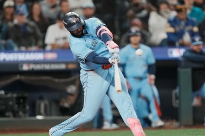 blue-jays-extend-lead-to-8-2-over-mariners-late-in-game-4-of-alcs