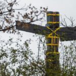 winnipeg-totem-pole-linked-to-residential-schools-lowered-to-assess-storm-damage,-start-repairs