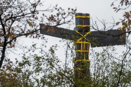 winnipeg-totem-pole-linked-to-residential-schools-lowered-to-assess-storm-damage,-start-repairs