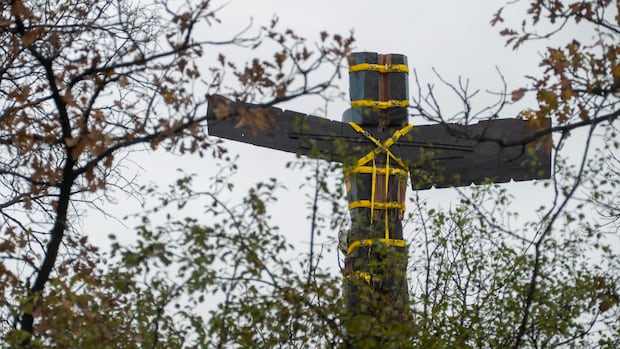 winnipeg-totem-pole-linked-to-residential-schools-lowered-to-assess-storm-damage,-start-repairs