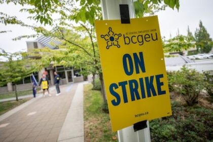 striking-bc.-public-service-workers-agree-to-mediation-after-7-weeks-on-pickets