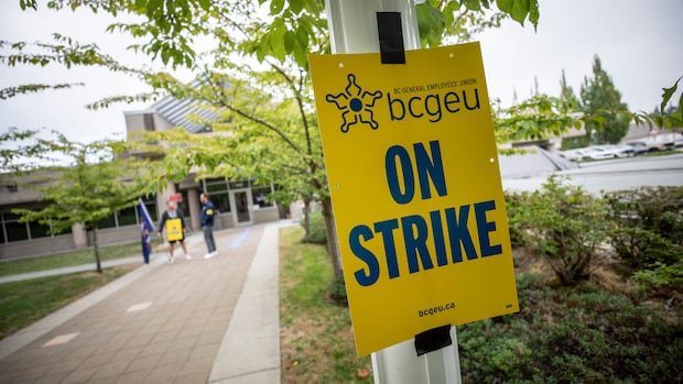 striking-bc.-public-service-workers-agree-to-mediation-after-7-weeks-on-pickets