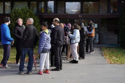 hundreds-line-up-at-kanata-health-clinic-for-chance-at-a-new-doctor