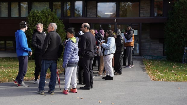 hundreds-line-up-at-kanata-health-clinic-for-chance-at-a-new-doctor