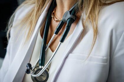 manitoba-welcomes-6-new-doctors-from-south-of-the-border,-nearly-30-more-still-being-recruited