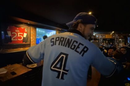 blue-jays-fans-in-ottawa-celebrate-world-series-berth