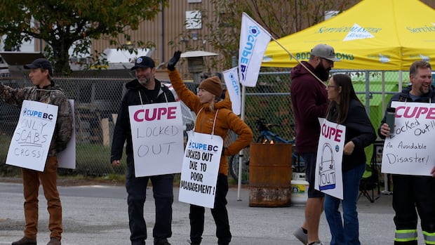 ‘it’s-impacting-our-kids’:-contract-dispute-in-squamish-in-its-3rd-week
