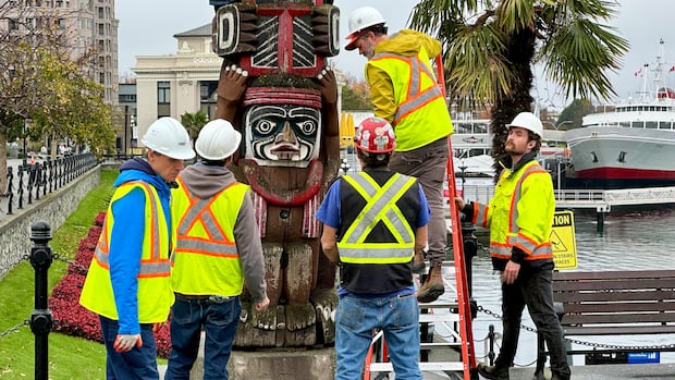 prominent-totem-pole-‘retiring’-from-victoria’s-inner-harbour,-going-to-home-community-of-carver