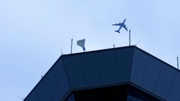 air-canada-tells-pilots-to-avoid-kelowna,-winnipeg-during-airport-tower-staff-shortages