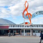 world’s-largest-treble-clef-in-salmon-arm-voted-top-canadian-landmark