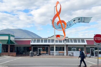 world’s-largest-treble-clef-in-salmon-arm-voted-top-canadian-landmark