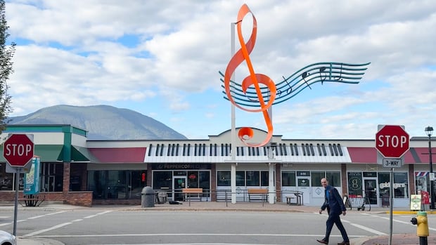 world’s-largest-treble-clef-in-salmon-arm-voted-top-canadian-landmark