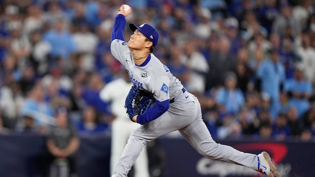yamamoto-outduels-gausman-in-game-2-as-dodgers-beat-blue-jays