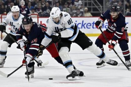 mammoth-down-jets-3-2-in-winnipeg