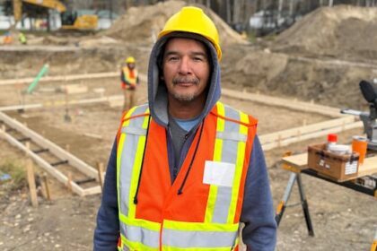 residents-displaced-by-wildfire-race-to-rebuild-in-denare-beach,-sask.,-before-snow-flies