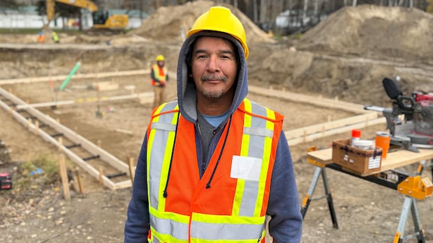 residents-displaced-by-wildfire-race-to-rebuild-in-denare-beach,-sask.,-before-snow-flies