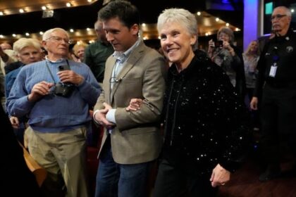 as-nashville-toasts-anne-murray,-stars-call-for-country-music-hall-of-fame-induction