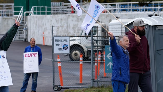 district-of-squamish-workers-reach-tentative-agreement-after-nearly-2-week-lockout