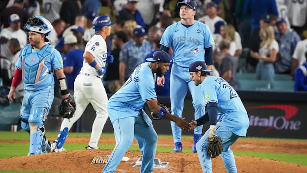 toronto-blue-jays-beat-los-angeles-dodgers-6-2-to-even-world-series