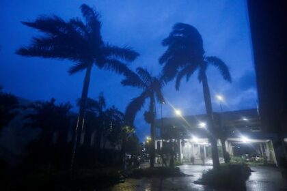 hurricane-melissa-moves-across-jamaica,-battering-island-with-winds-and-heavy-rain