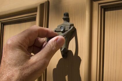 manitoba-police-watchdog-investigates-after-mom-reports-girl-was-handcuffed-for-playing-ding-dong-ditch