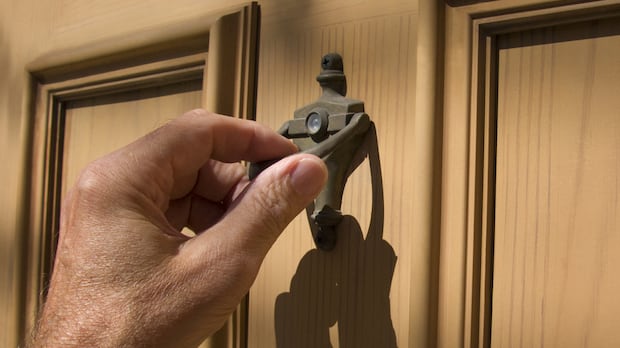 manitoba-police-watchdog-investigates-after-mom-reports-girl-was-handcuffed-for-playing-ding-dong-ditch