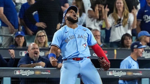 toronto-blue-jays-lead-los-angeles-dodgers-6-1-late-in-game-5-of-world-series