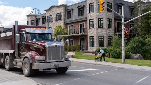 city’s-plan-to-divert-truck-traffic-from-manotick-moving-too-slowly,-residents-say