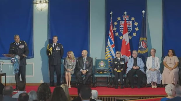 victoria-police-spent-$22k-on-party-for-outgoing,-incoming-chiefs