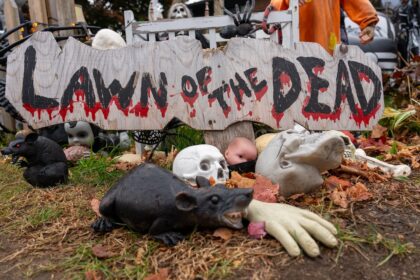 take-a-tour-of-these-spooky-lawns,-if-you-dare