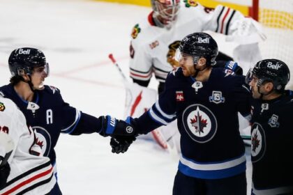 top-line-fills-the-net-as-winnipeg-jets-beat-chicago-in-jonathan-toews’-1st-game-against-former-team