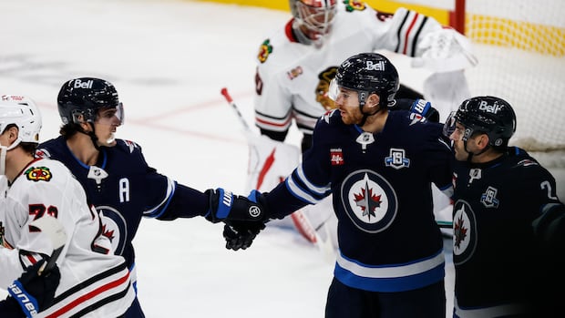 top-line-fills-the-net-as-winnipeg-jets-beat-chicago-in-jonathan-toews’-1st-game-against-former-team