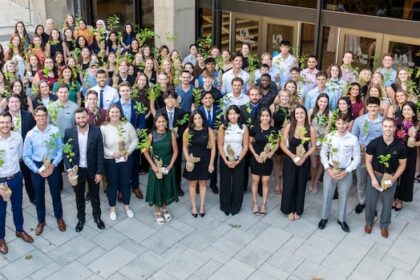 dalhousie-university-welcomes-new-pharmacy-students-with-saplings-instead-of-white-coats