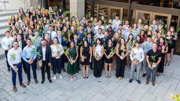 dalhousie-university-welcomes-new-pharmacy-students-with-saplings-instead-of-white-coats