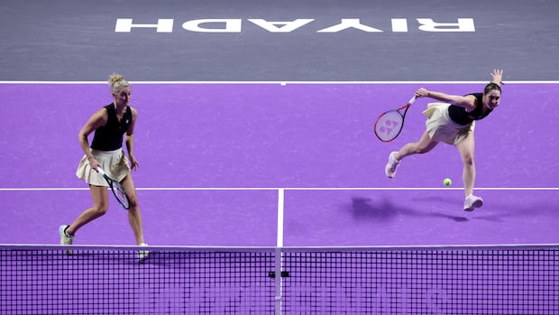 dabrowski,-routliffe-fall-to-siniakova-and-townsend-at-wta-finals