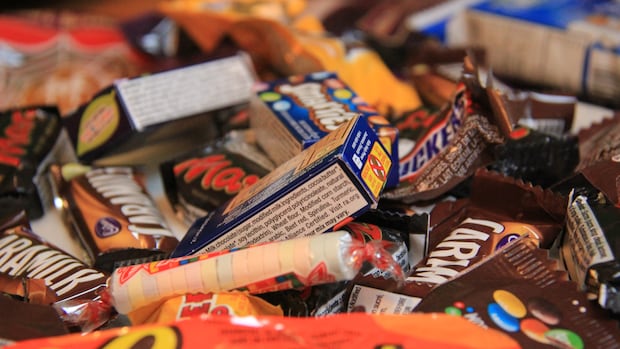 winnipeg-mom-returns-‘precious’-wedding-ring-found-in-kids’-halloween-candy
